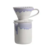 قهوه ساز v60 سایز 01 با سرور سرامیکی لبه رنگی آبی MUVNA