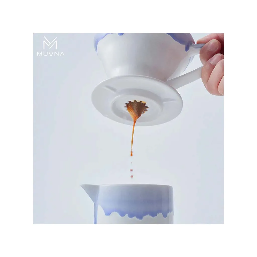 قهوه ساز v60 سایز 01 با سرور سرامیکی لبه رنگی آبی MUVNA